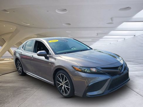 Used 2021 Toyota Camry SE FWD image 1