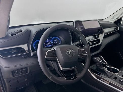 Used 2024 Toyota Highlander Platinum AWD/4WD image 32