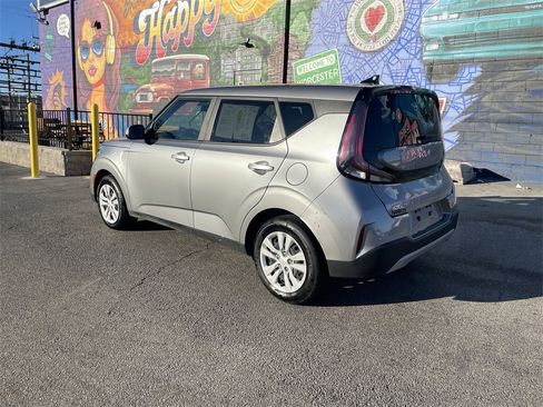 Used 2023 Kia Soul LX image 3