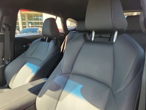 Used 2023 Toyota Venza XLE image 18