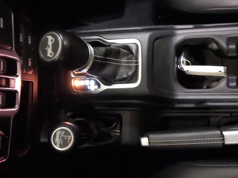 Used 2019 Jeep Wrangler Unlimited Sahara w/ Quick Order Package 24M Moab AWD/4WD image 22