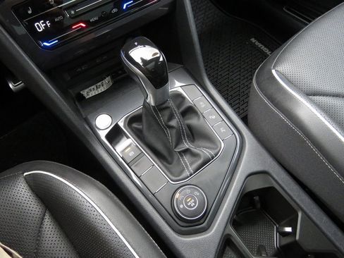 Used 2022 Volkswagen Tiguan SEL R-Line image 25