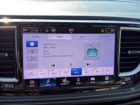 Used 2023 Chrysler Pacifica Touring-L image 17