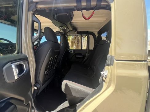Used 2020 Jeep Gladiator Rubicon AWD/4WD image 10