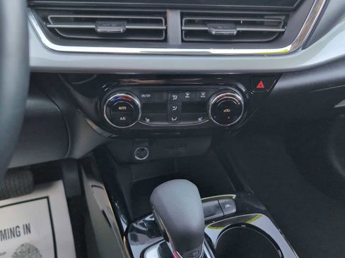 Used 2025 Chevrolet Trax LT w/ LT Convenience Package image 17