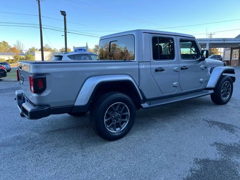 Used 2020 Jeep Gladiator Overland image 4