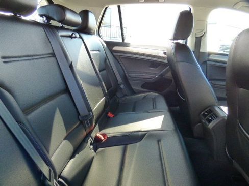 Used 2017 Volkswagen Golf SE image 6