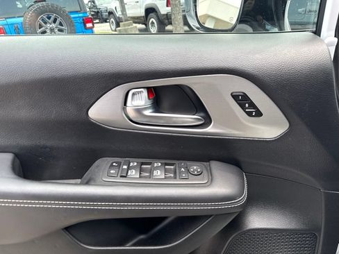 Used 2023 Chrysler Pacifica Limited w/ S Appearance Package FWD image 23