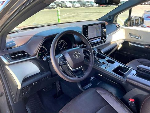Used 2024 Toyota Sienna Platinum FWD image 16