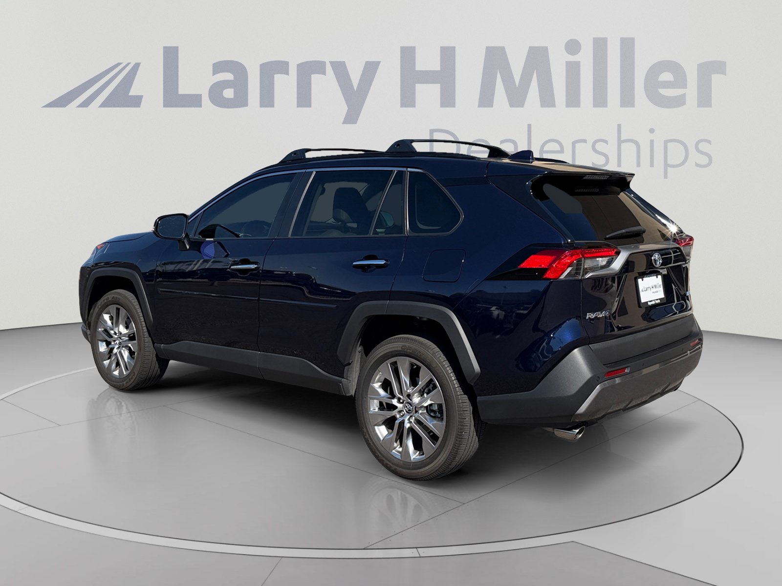 Used 2020 Toyota RAV4 Limited FWD image 3