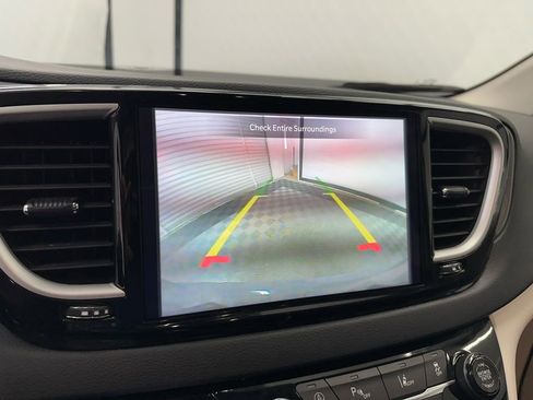 Used 2023 Chrysler Pacifica Touring-L FWD image 32