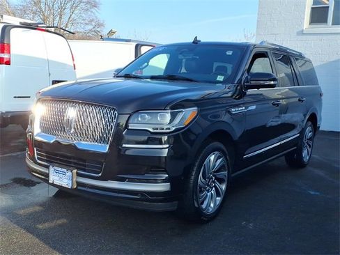 Used 2024 Lincoln Navigator L 4WD image 3