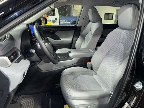Used 2024 Toyota Highlander LE AWD/4WD image 15