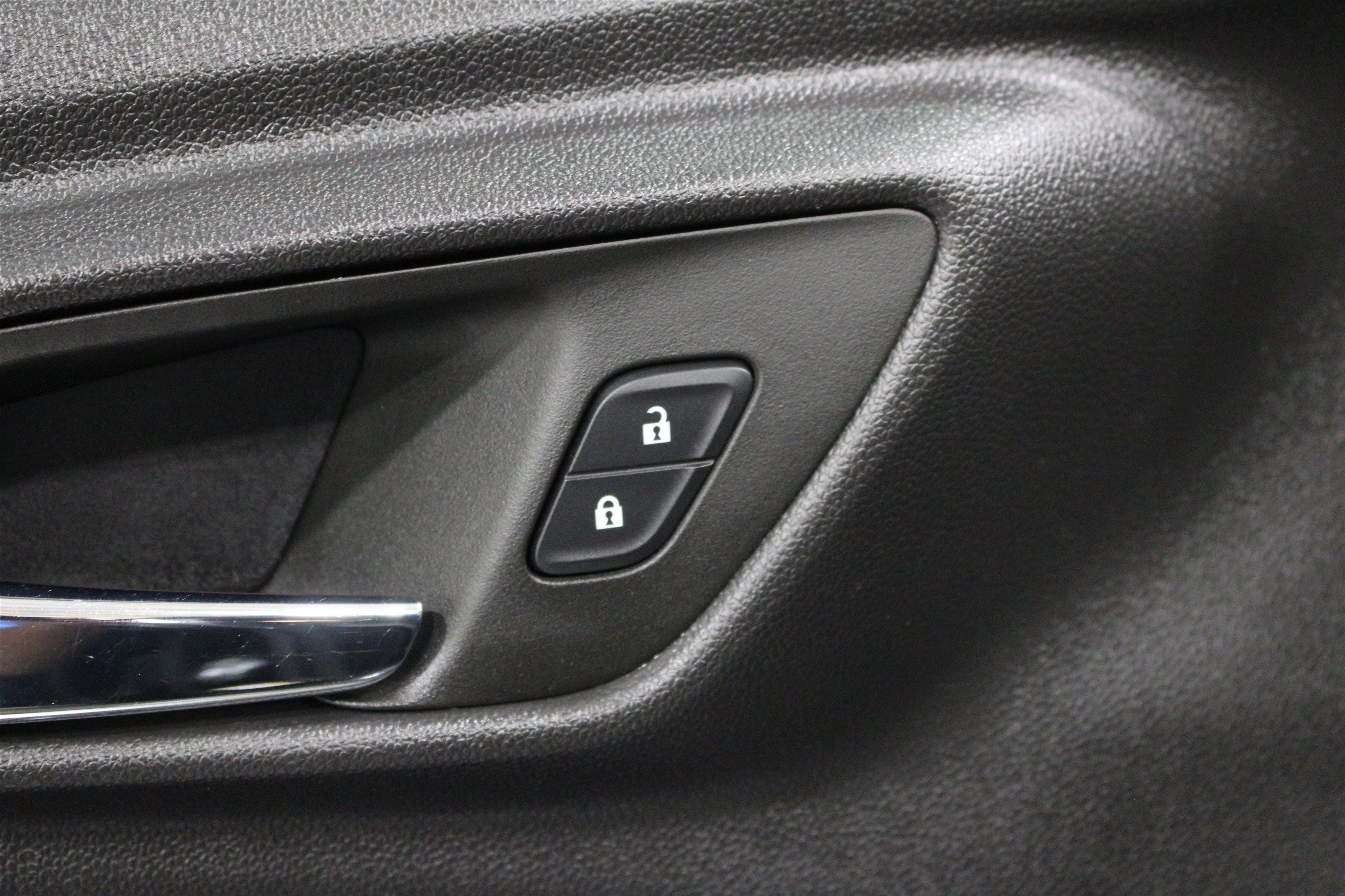 Used 2025 Chevrolet Trax RS w/ Sunroof Package FWD image 8