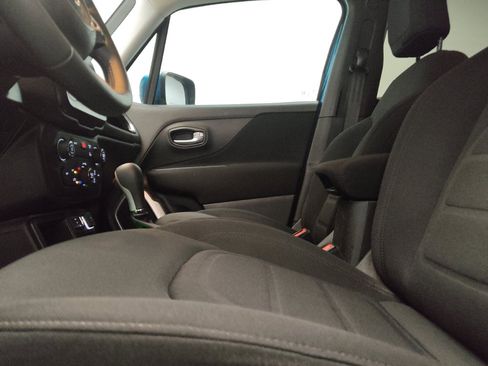 Used 2021 Jeep Renegade Latitude FWD image 17
