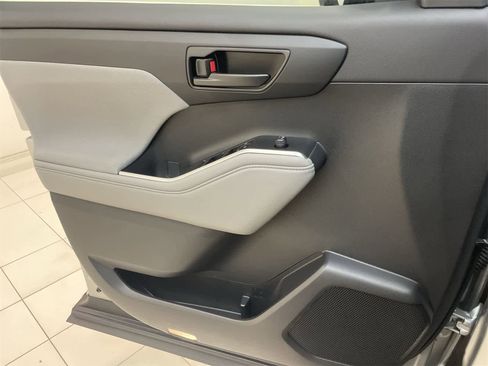 Used 2023 Toyota Highlander LE image 14