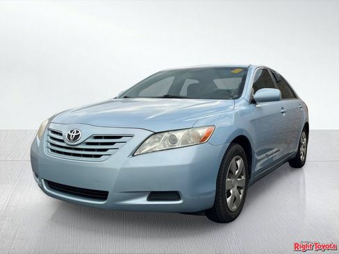 Used 2009 Toyota Camry LE FWD image 2