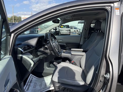 Used 2022 Toyota Sienna XLE w/ XLE Plus Package FWD image 11