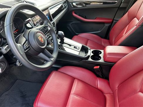 Used 2025 Porsche Macan image 9