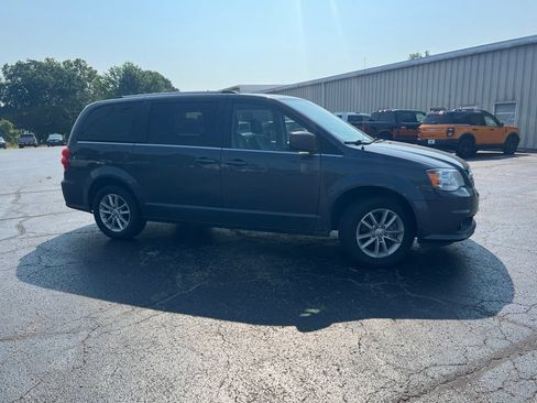 Used 2019 Dodge Grand Caravan SXT FWD image 2