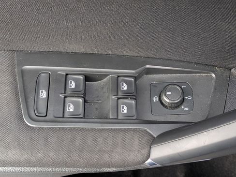 Used 2020 Volkswagen Tiguan S image 19