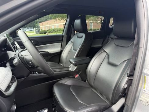 Used 2023 Jeep Compass Latitude w/ Sun and Sound Group AWD/4WD image 10
