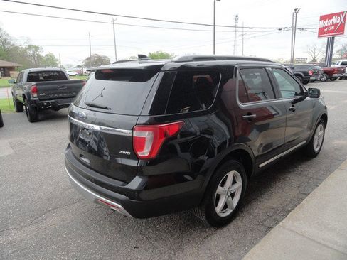 Used 2017 Ford Explorer XLT AWD/4WD image 4