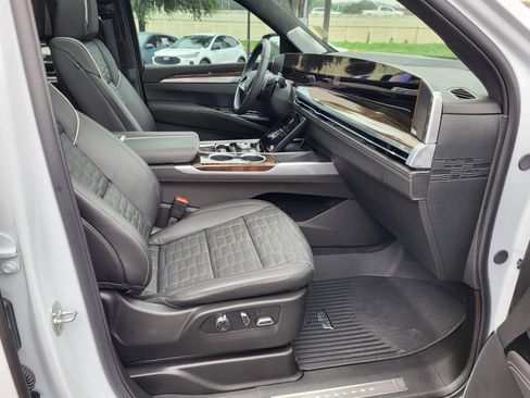 Used 2026 Cadillac Escalade Platinum Sport w/ LPO, ONYX Package AWD/4WD image 12