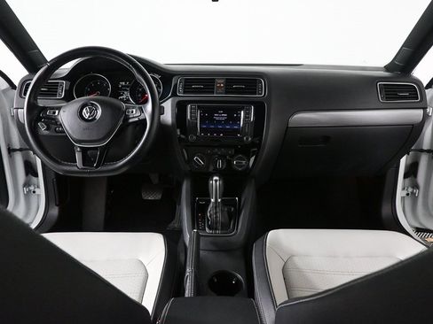 Used 2016 Volkswagen Jetta Sport image 16