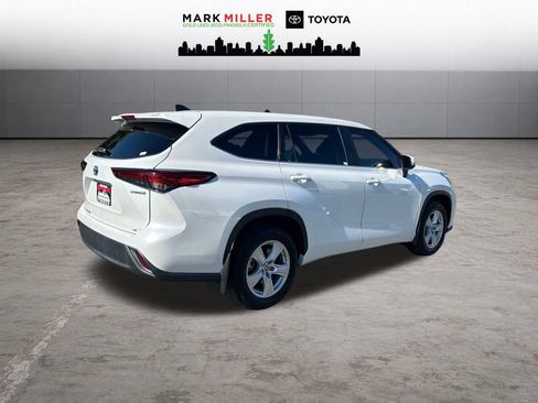Used 2023 Toyota Highlander LE AWD/4WD image 4