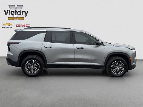 Used 2025 Chevrolet Traverse LT image 7