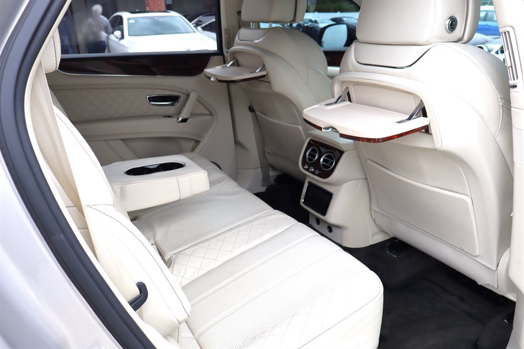 Used 2017 Bentley Bentayga AWD/4WD image 31