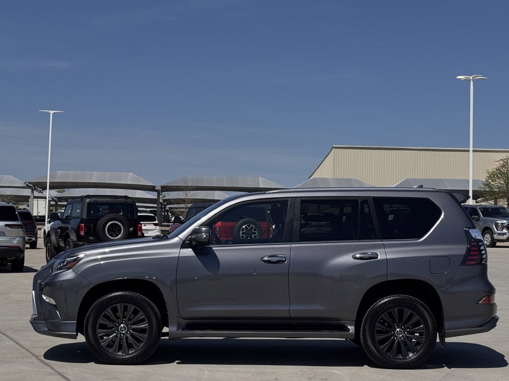 Used 2023 Lexus GX 460 Premium w/ Accessory Package AWD/4WD image 3