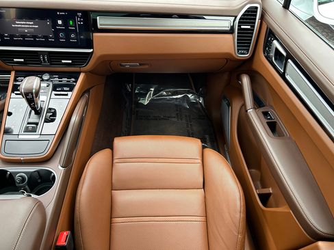 Used 2022 Porsche Cayenne Turbo S w/ Assistance Package image 20