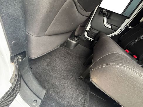 Used 2018 Jeep Wrangler Unlimited Sahara w/ Connectivity Group image 25