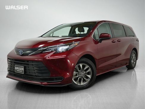 Used 2024 Toyota Sienna LE image 1