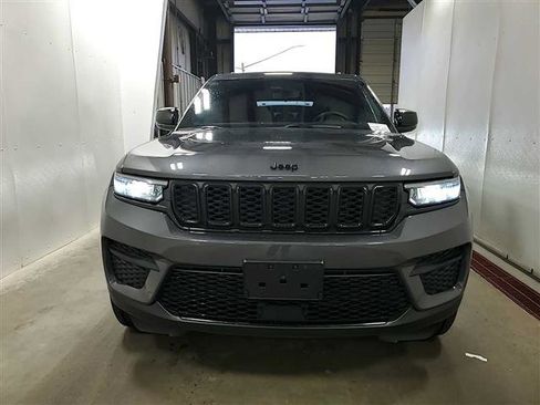 Used 2024 Jeep Grand Cherokee Altitude AWD/4WD image 3