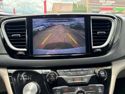 Used 2024 Chrysler Pacifica Touring-L FWD image 30