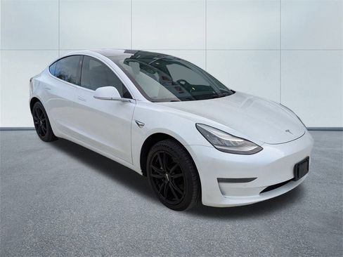 Used 2020 Tesla Model 3 Standard Range Plus image 1