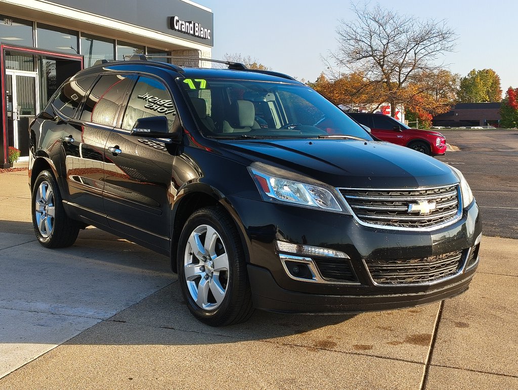 Used 2017 Chevrolet Traverse LT w/ Style and Technology Package FWD image 3