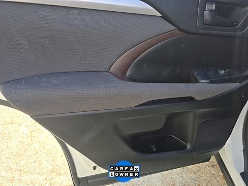 Used 2018 Toyota Highlander LE image 25