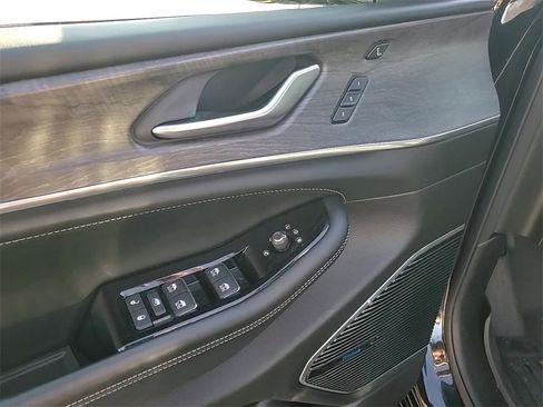 Used 2023 Jeep Grand Cherokee L Overland w/ Advanced Protech Group III image 9