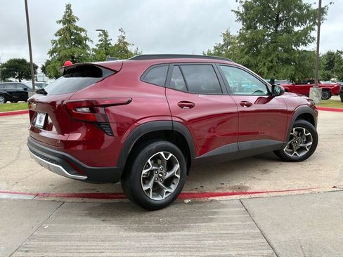 Used 2025 Chevrolet Trax LT w/ LT Convenience Package FWD image 6