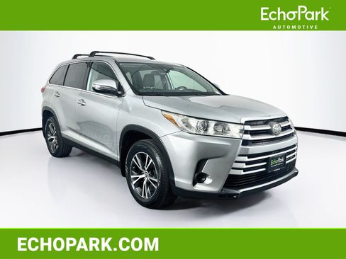 Used 2019 Toyota Highlander LE FWD image 1