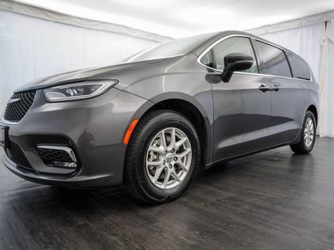 Used 2023 Chrysler Pacifica Touring-L FWD image 29