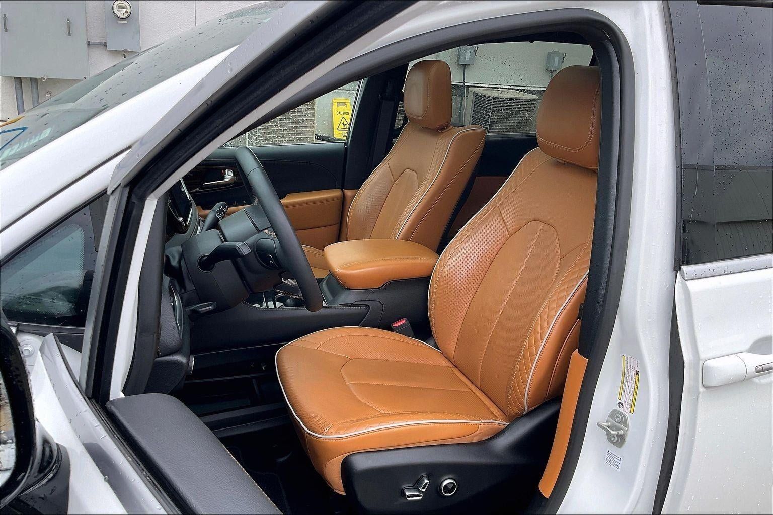 Used 2023 Chrysler Pacifica Pinnacle FWD image 23