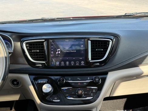 Used 2020 Chrysler Pacifica Limited FWD image 18