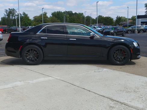 Used 2017 Chrysler 300 C Platinum AWD/4WD image 4