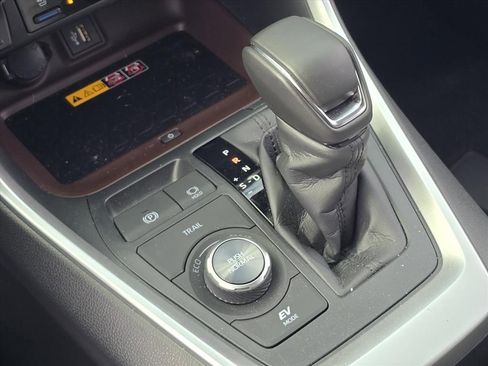 Used 2025 Toyota RAV4 Limited image 24