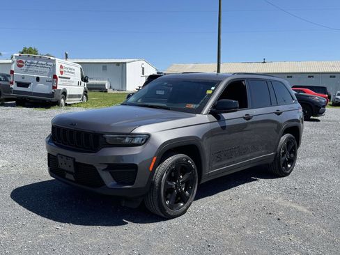 Used 2025 Jeep Grand Cherokee Altitude AWD/4WD image 23